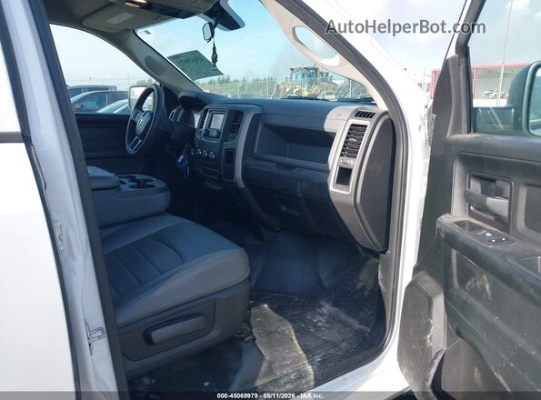 1C6RR7KTXJS300557 2018 RAM 1500 White Widok wnętrza z przodu