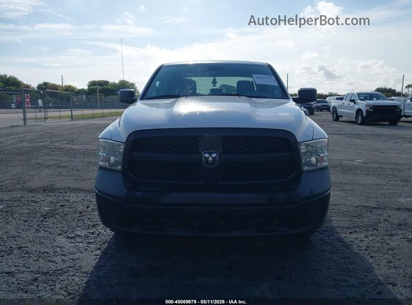 1C6RR7KTXJS300557 2018 RAM 1500 White Widok zestawu wskaźników