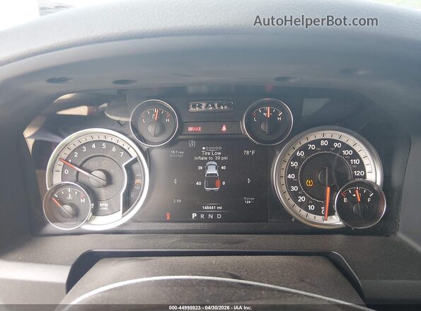 1C6RR7LG7JS108367 2018 RAM 1500 Red Widok tylnych siedzeń