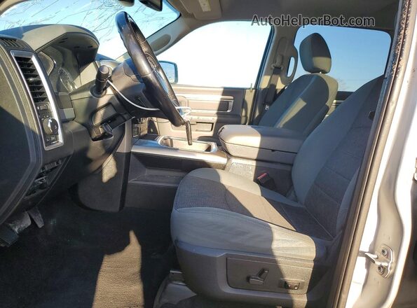 1C6RR7LG9JS222323 2018 RAM 1500 Silver Widok wnętrza z przodu
