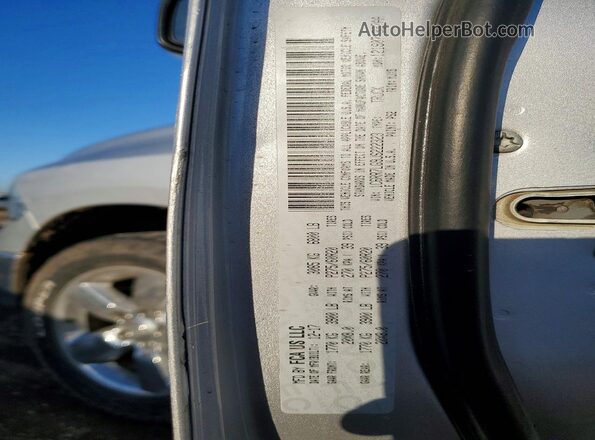 1C6RR7LG9JS222323 2018 RAM 1500 Silver Widok komory silnika