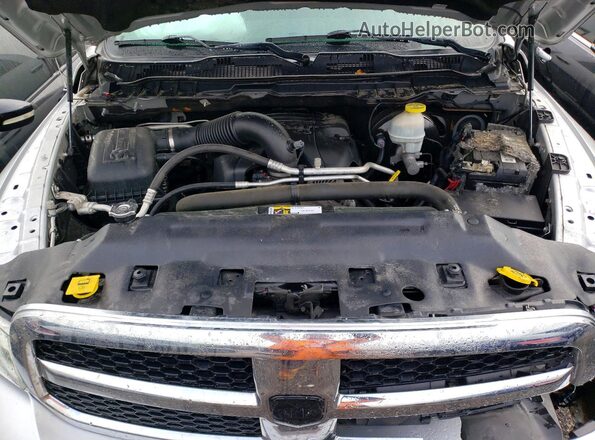 1C6RR7LT0JS218867 2018 RAM 1500 Серебряный Вид задней части салона