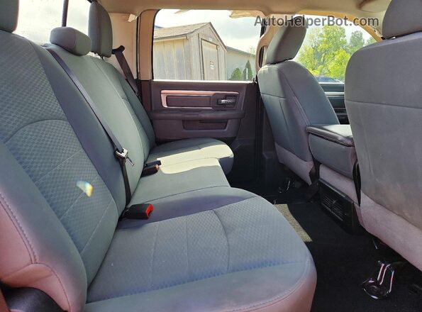 1C6RR7LT0JS218867 2018 RAM 1500 Серебряный Вид задних сидений