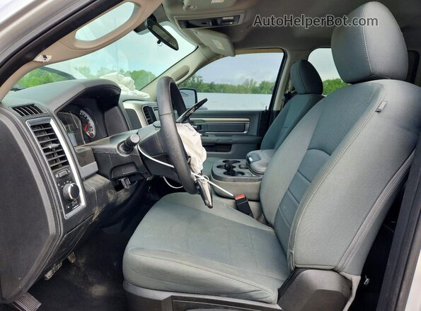 1C6RR7LT0JS218867 2018 RAM 1500 Серебряный Вид салона спереди