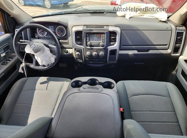 1C6RR7LT0JS218867 2018 RAM 1500 Серебряный Вид панели приборов