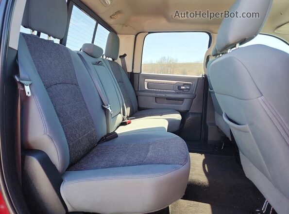 1C6RR7LT5JS112107 2018 RAM 1500 Burgundy Widok tylnych siedzeń