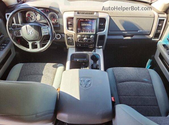 1C6RR7LT5JS112107 2018 RAM 1500 Burgundy Widok deski rozdzielczej