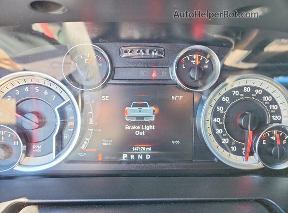 1C6RR7LT5JS112107 2018 RAM 1500 Burgundy Widok zestawu wskaźników