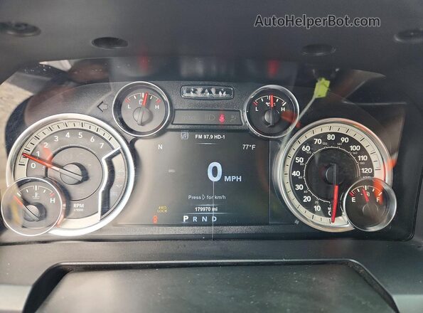 1C6RR7LT5JS268020 2018 RAM 1500 Gray Vista del cuadro de instrumentos