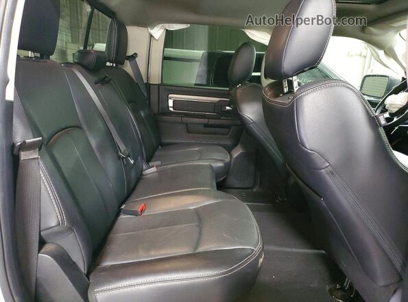 1C6RR7MT1JS241122 2018 RAM 1500 White Vista de los asientos traseros