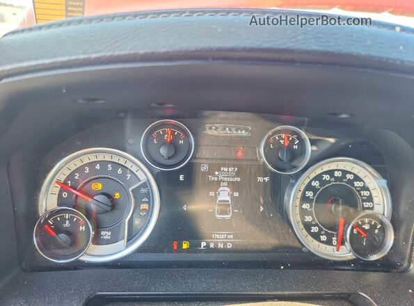1C6RR7NT3GS137724 2016 RAM 1500 Red Widok zestawu wskaźników