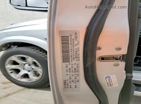 1C6RR7VM9JS243188 2018 RAM 1500 Silver Vista del compartimento del motor