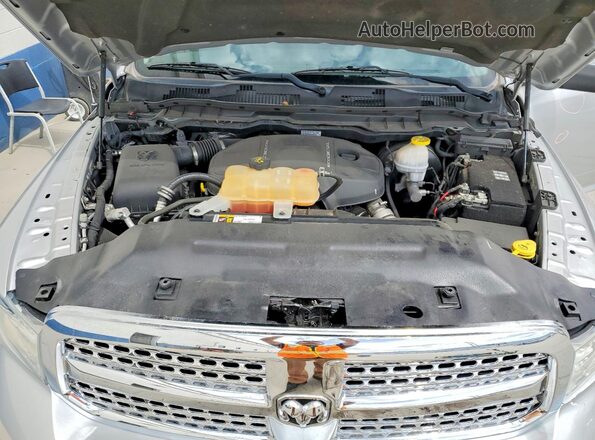 1C6RR7VM9JS243188 2018 RAM 1500 Silver Vista interior trasera