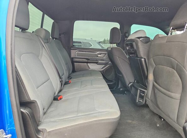 1C6RREFG0NN268997 2022 RAM 1500 Blue Widok tylnych siedzeń