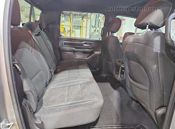 1C6RREFG6SN700696 2025 RAM 1500 Серебряный Вид задних сидений