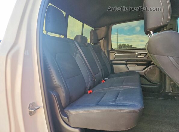 1C6RRFFG0MN625776 2021 RAM 1500 White Widok tylnych siedzeń