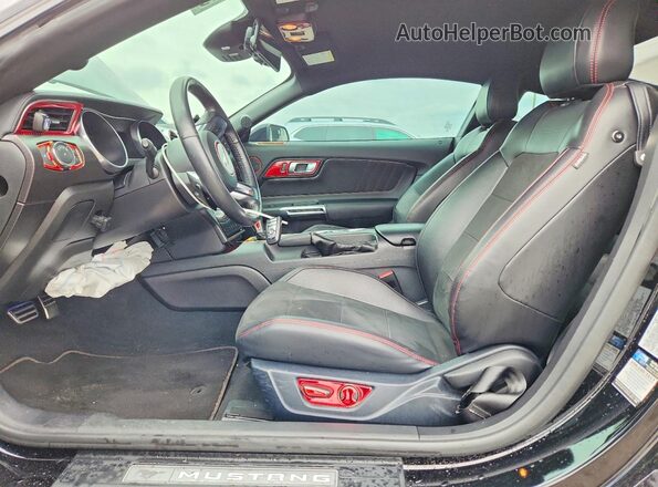 1FA6P8CF1M5155191 2021 FORD MUSTANG Черный Вид салона спереди