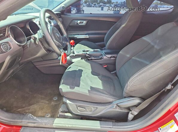 1FA6P8TH8H5358716 2017 FORD MUSTANG Красный Вид салона спереди