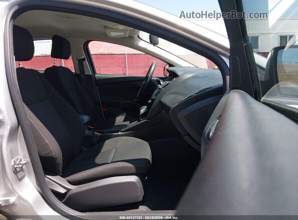 1FADP3F20GL346443 2016 FORD FOCUS Серебряный Вид салона спереди
