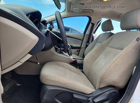 1FADP3F20HL275049 2017 FORD FOCUS Белый Вид салона спереди