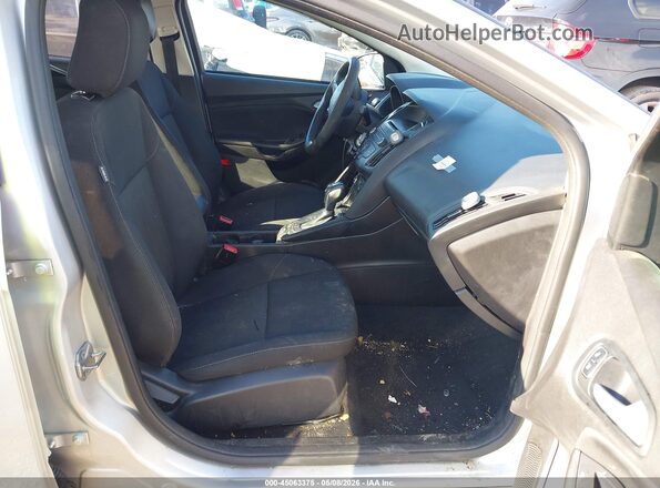 1FADP3F21GL377944 2016 FORD FOCUS Серебряный Вид салона спереди