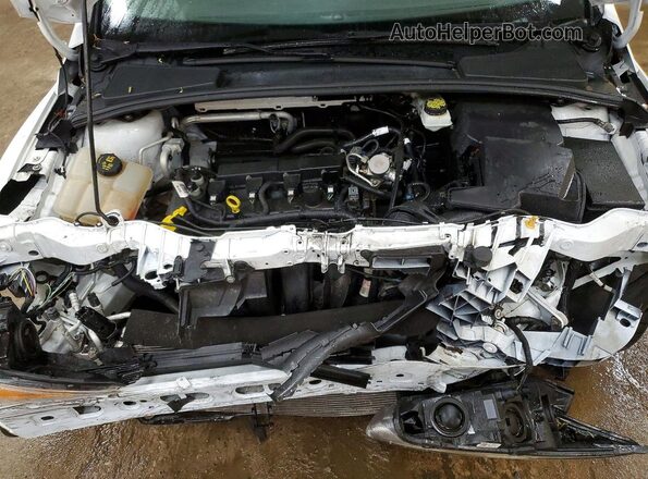 1FADP3F21JL226982 2018 FORD FOCUS Белый Вид задней части салона