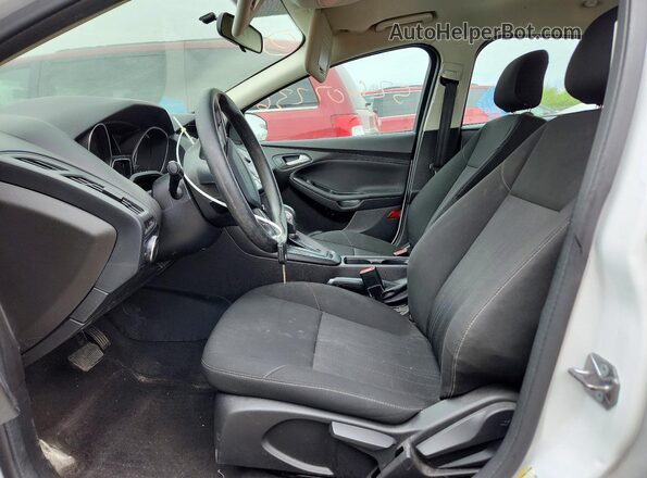 1FADP3F21JL226982 2018 FORD FOCUS Белый Вид салона спереди