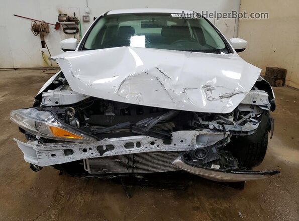 1FADP3F21JL226982 2018 FORD FOCUS Белый Вид спереди