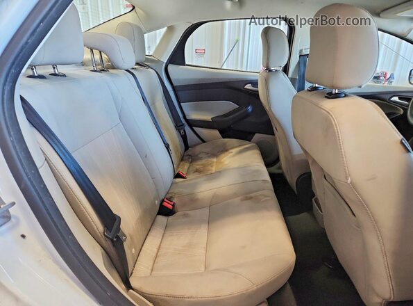 1FADP3F22GL329692 2016 FORD FOCUS White Vista de los asientos traseros