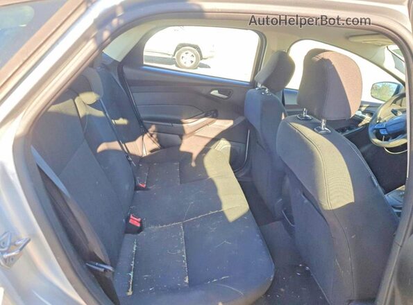 1FADP3F24GL330777 2016 FORD FOCUS Silver Widok tylnych siedzeń