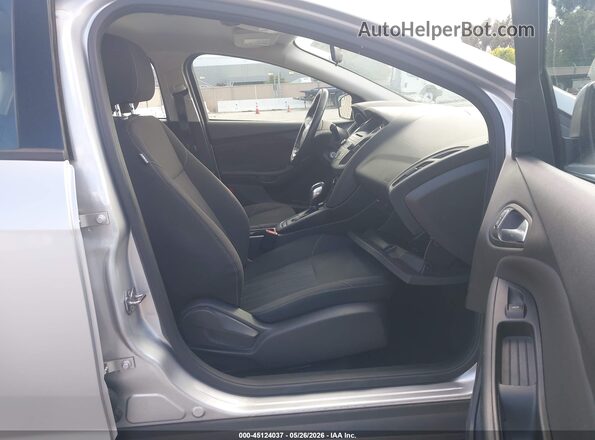 1FADP3F25GL279211 2016 FORD FOCUS Серебряный Вид салона спереди
