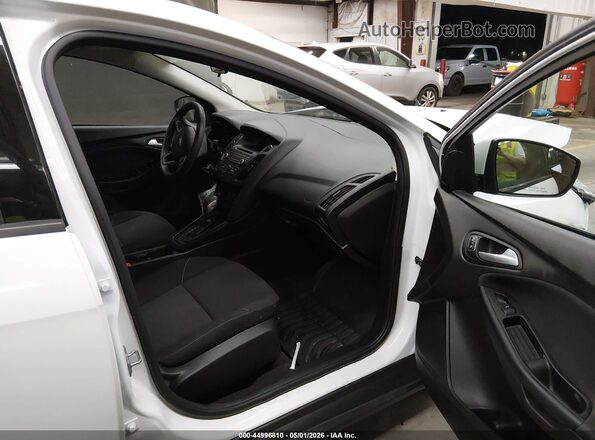 1FADP3F25HL315402 2017 FORD FOCUS Белый Вид салона спереди