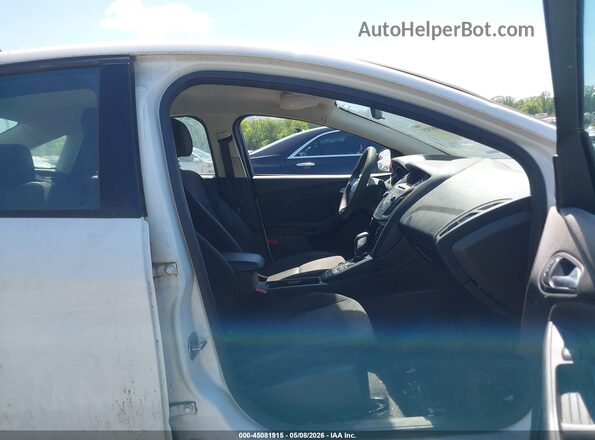 1FADP3F26GL276365 2016 FORD FOCUS Белый Вид салона спереди