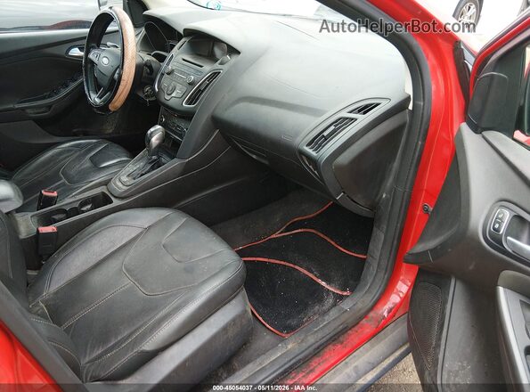 1FADP3F26GL302723 2016 FORD FOCUS Красный Вид салона спереди