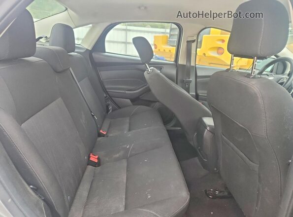 1FADP3F26JL324101 2018 FORD FOCUS Silver Widok tylnych siedzeń