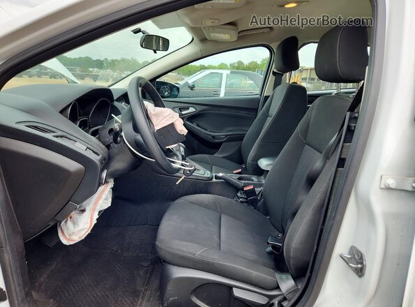 1FADP3F27JL328044 2018 FORD FOCUS Белый Вид салона спереди