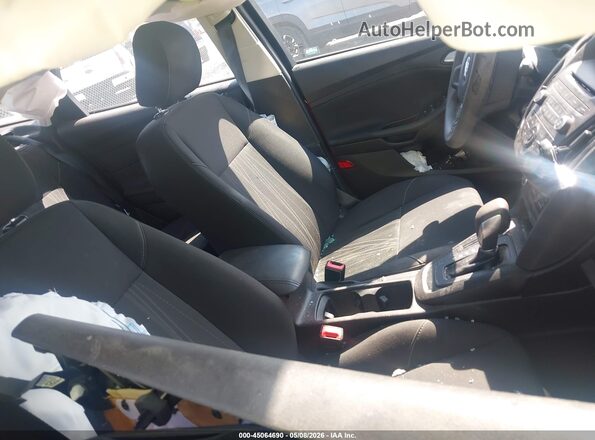 1FADP3F28HL262677 2017 FORD FOCUS Красный Вид салона спереди