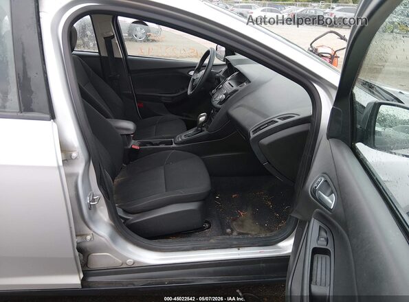 1FADP3F29GL267191 2016 FORD FOCUS Серебряный Вид салона спереди