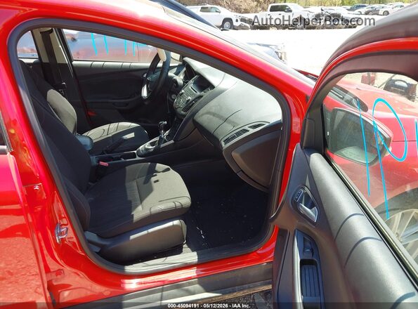 1FADP3FEXHL238083 2017 FORD FOCUS Красный Вид салона спереди