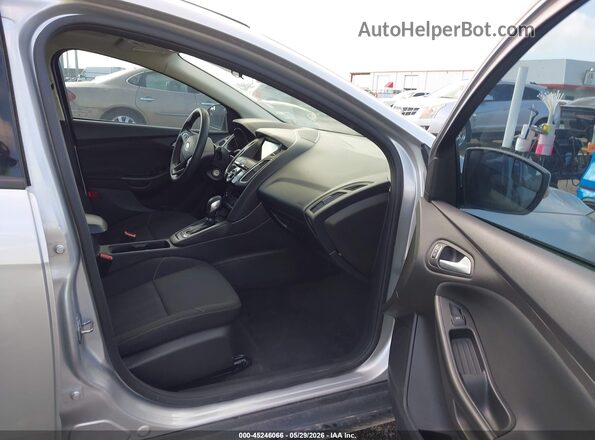 1FADP3H24HL249809 2017 FORD FOCUS Серебряный Вид салона спереди