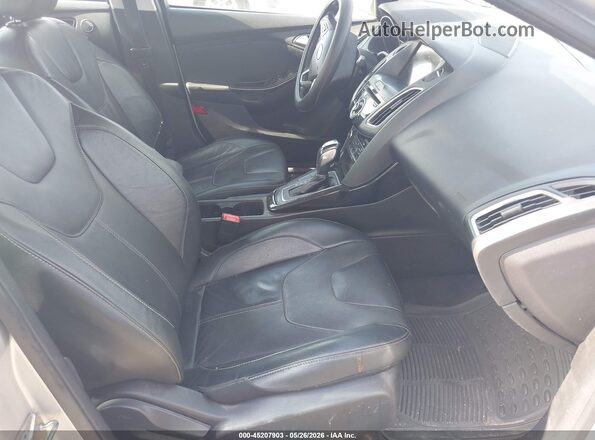 1FADP3J20HL291548 2017 FORD FOCUS Серебряный Вид салона спереди