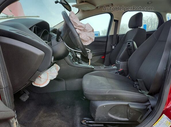 1FADP3K21GL288218 2016 FORD FOCUS Красный Вид салона спереди