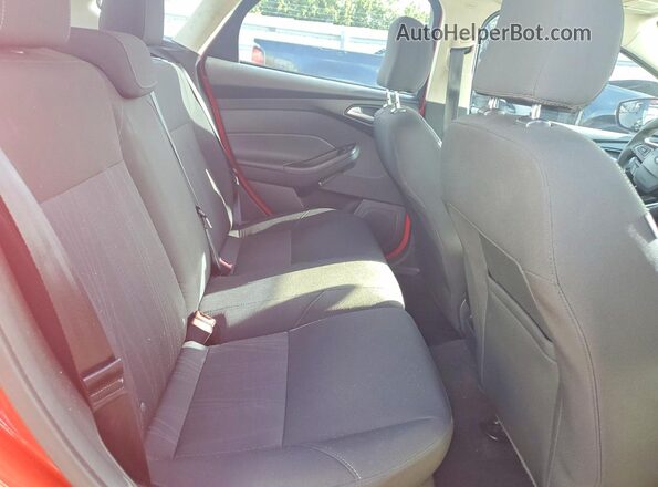 1FADP3K22HL246920 2017 FORD FOCUS Red Widok tylnych siedzeń
