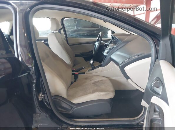 1FADP3K22JL241870 2018 FORD FOCUS Черный Вид салона спереди
