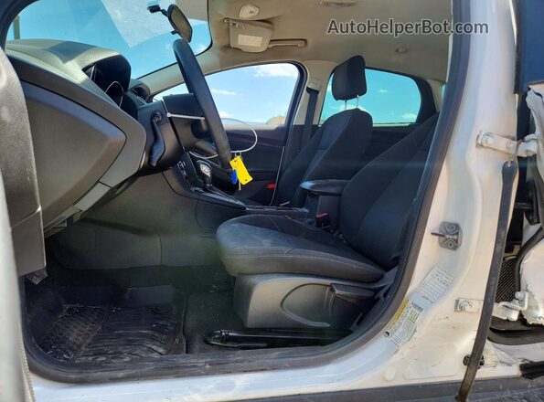 1FADP3K24HL249852 2017 FORD FOCUS Белый Вид салона спереди
