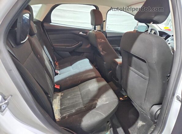 1FADP3K25GL213554 2016 FORD FOCUS White Widok tylnych siedzeń