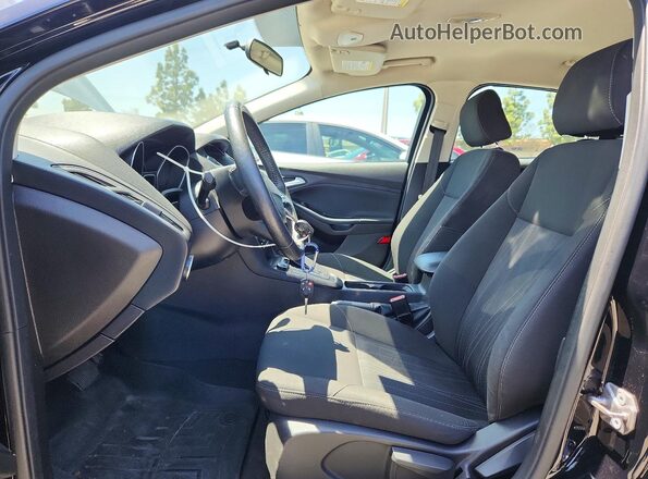 1FADP3K25HL252839 2017 FORD FOCUS Черный Вид салона спереди