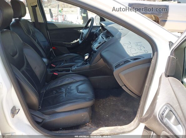 1FADP3K2XGL370898 2016 FORD FOCUS Белый Вид салона спереди