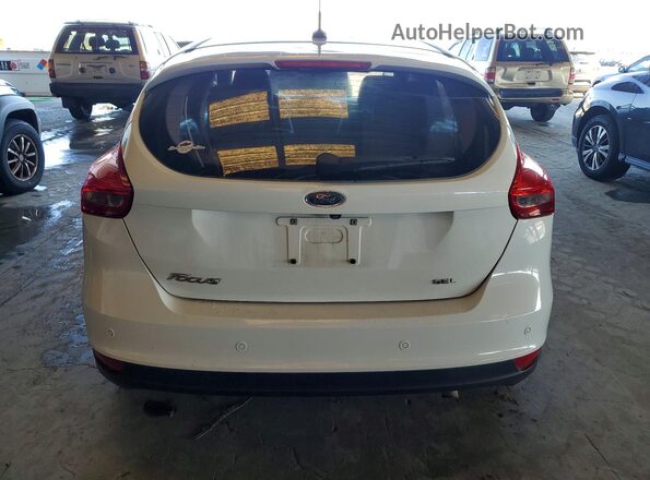 1FADP3M23JL241275 2018 FORD FOCUS White Вид ззаду