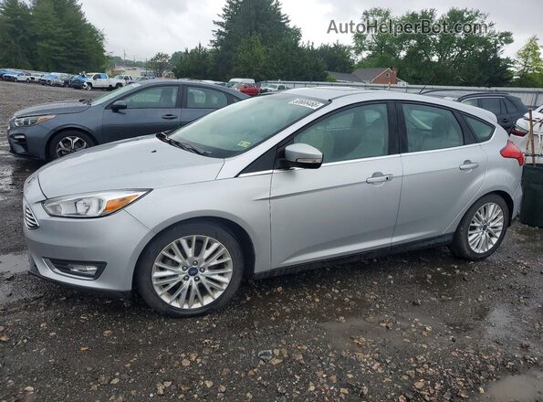 1FADP3N27JL271877 2018 FORD FOCUS Серебряный Передняя левая четверть